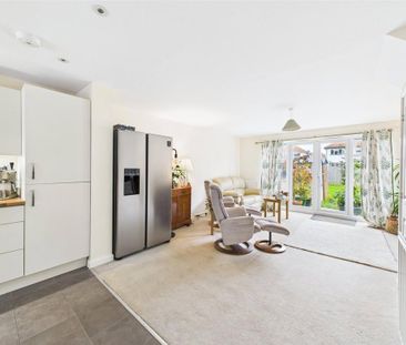 3 bedroom semi-detached house to rent - Photo 6