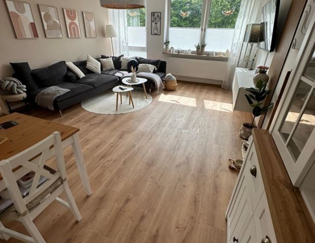 Gemütliche, helle 2-Zimmer-Wohnung in zentraler Lage mit vielen Einkaufsmöglichkeiten im Ortsteil Heppens! - Photo 1