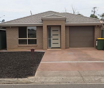 Large Family Home in Quiet Old Noarlunga - Photo 1