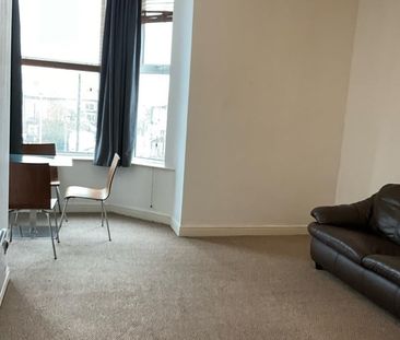 1 Bed Flat, Dickenson Road, M13 - Photo 2