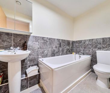 3 bedroom flat to rent - Photo 6