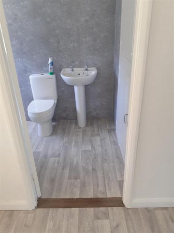 2 bedroom semi-detached bungalow to rent - Photo 5