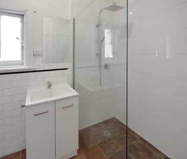 Stylish Renovated 2br living in Prime Location - Photo 3