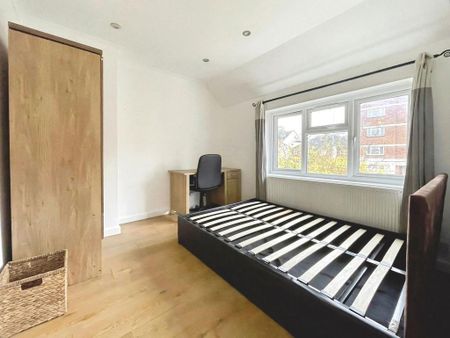 4 bedroom end of terrace house to rent - Photo 5