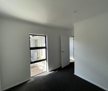 Modern three-bedroom home - Photo 6