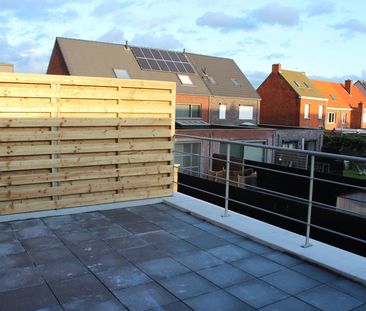 APPARTEMENT OP DE EERSTE VERDIEPING MET TERRAS EN AUTOSTAANPLAATS - Photo 1