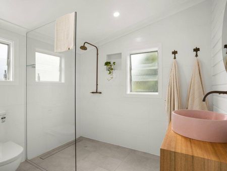 Stylish Renovated Cottage in an Unbeatable Location - Photo 5