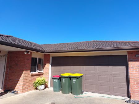 Spacious 3-Bedroom Home with Double Garage – Shirley Road - Photo 4
