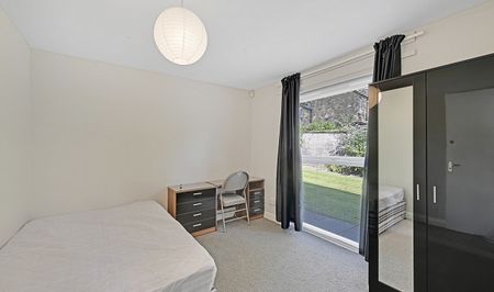 Spacious 4-Bed Student House with Large Communal Garden & Free Parking - Photo 3