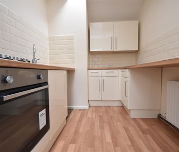 West Vale, Neston - Photo 4