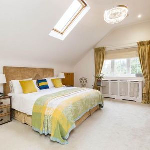 A beautifully presented 5 bedroom detached family home with luxury cinema room - Photo 3