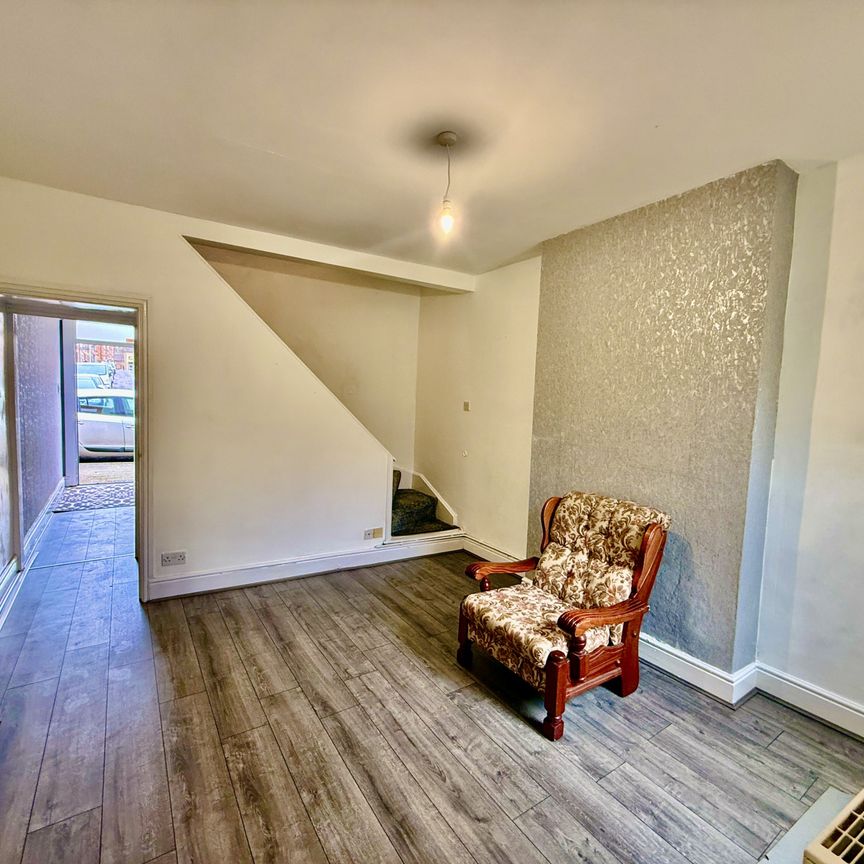 REFURBISHED TWO BEDROOMS LOCATED CLOSE TO THE CITY CENTRE LOW MAINTENANCE ENCLOSED GARDEN CLOSE TO LOCAL AMENITES GAS CENTRAL HEATING UPVC DOUBLE GLAZED NEAUTRALLY DECORATED - Photo 1