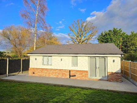 2 bed detached bungalow to rent in Southlands Road, Crays Hill, CM11 - Photo 5