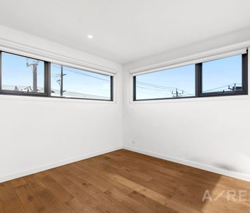 Architecturally Designed Townhouse in a Prime Inner-City Location - Photo 3