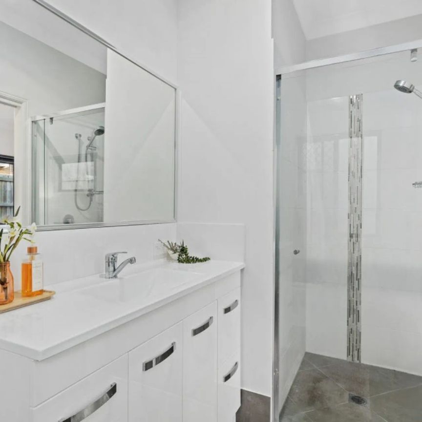 Contemporary living close to parks, shops, and transport. - Photo 1