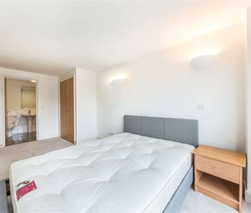 Bright 2 bedroom, 2 bathroom apartment located in a small development in the heart of Westminster. - Photo 1