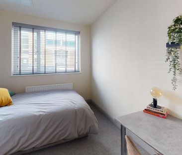 4 bedroom flat to rent - Photo 2