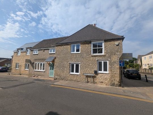 Spinney Road, Irthlingborough, NN9 - Photo 1