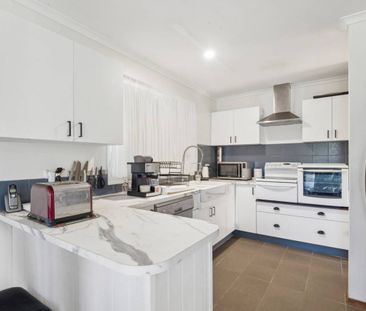 Spacious Burnside Family Home with Huge Shed - Walk to Schools! - Photo 6