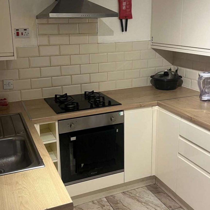 Modern 6-Bed Co-Living Home in Dudley – Great Value Rooms Available Room 4 - Photo 1