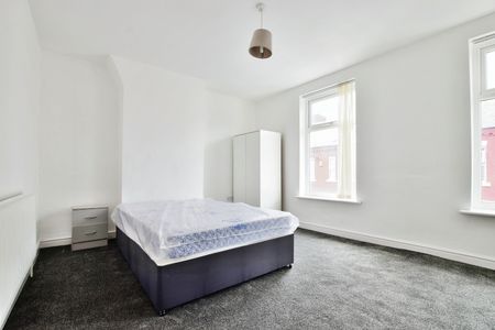 4 Bed Terraced House, Crondall Street, M14 - Photo 5