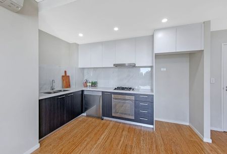 Modern & Spacious One-Bedroom Apartment in Prime Location - Photo 4
