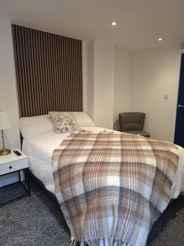 Room to let in newly refurbished HMO – Heneage Road - Photo 2