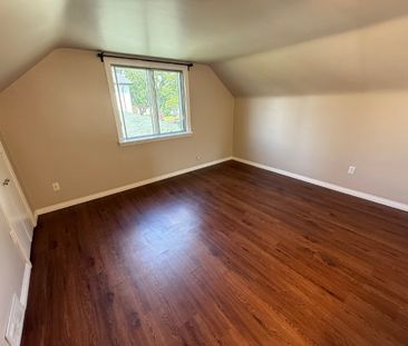 🌟 Cozy 600 sq ft Upper Floor Mezzanine Suite Near NAIT - Photo 3
