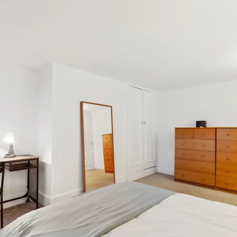 2 bedroom flat in London - Photo 1