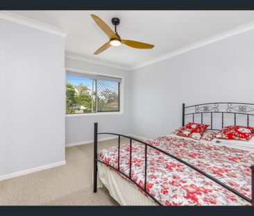 Bright & Airy 3-Bedroom Home – Walk to the Broadwater and Local Ame... - Photo 3