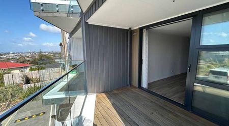 2-Bed Apartment with Rangitoto Views - Photo 2