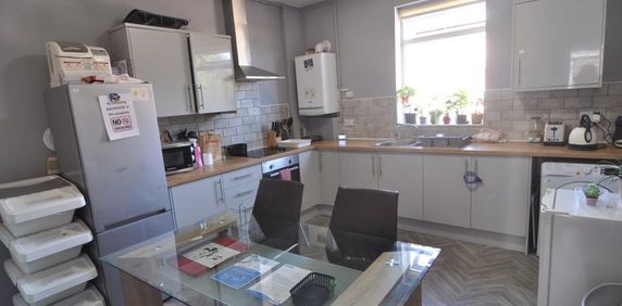 1 bedroom in a house share to rent - Photo 2