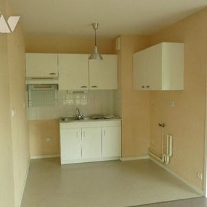 Proche centre-ville et commerces - appartement T2 - 45 m² habitables. - Photo 2