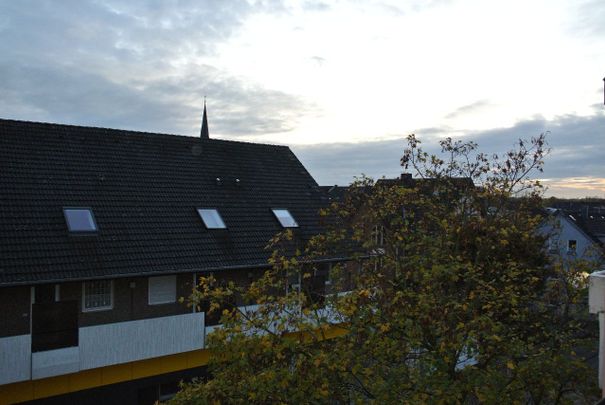 Helle Dachgeschosswohnung mit Balkon, ca. 62,41 m² in Dortmund-Marten zu vermieten! - Foto 1