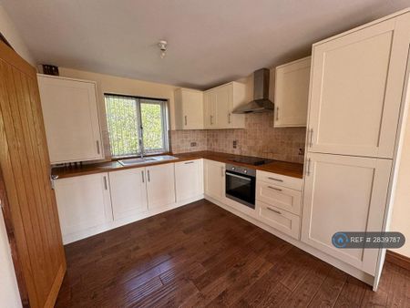 2 bedroom semi-detached house to rent - Photo 5