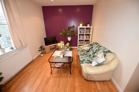 2 bedroom Flat in Cardigan Road, Leeds - Photo 3