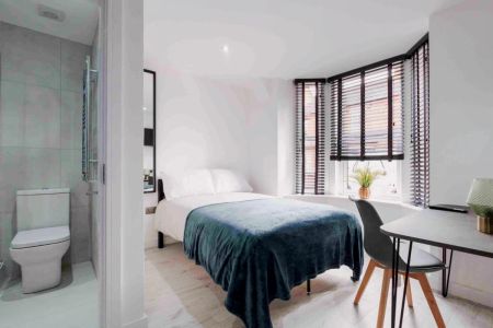 6 Beds 6 Baths - Photo 2