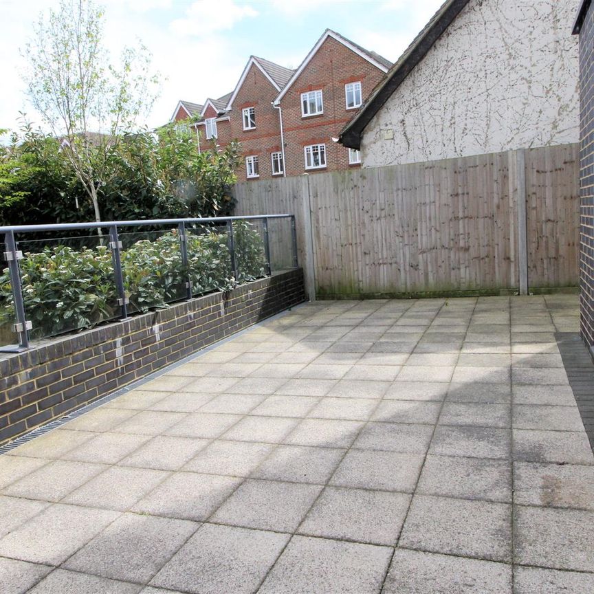 Bradfield Close, Woking - Photo 1