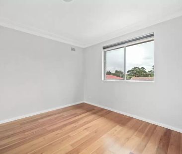 Bright Two-Bed Apartment in Campsie - Photo 2