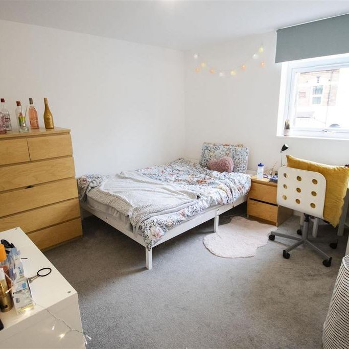 8 bedroom house to rent - Photo 1