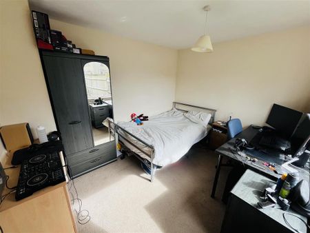 4 bedroom semi-detached house to rent - Photo 5