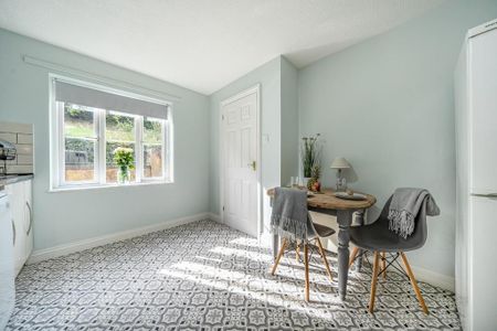 2 bedroom end of terrace house to rent - Photo 5