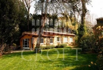 Center-Popolo: Spectacular Villino located in the center of Rome, in an exclusive private, secure park setting. Spacious living room, 4 bedrooms, 4 Baths, large panoramic terrace and gardens, parking. Ref #1910