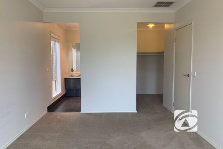 SPACIOUS FAMILY HOME OPPOSITE PARKLAND - Photo 2