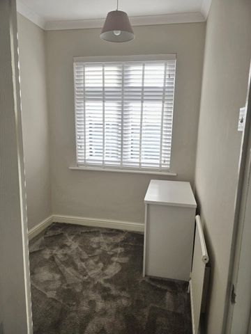 Upper Rainham Road, Hornchurch, RM12 4EY, Property for rent - Photo 2