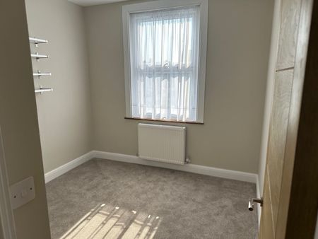 3 Bed Flat, Welldon Crescent, HA1 - Photo 3