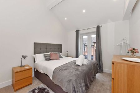 SHORT TERM - A beautifully finished first floor apartment, offered on a short term basis with all bills included and fully furnished - Photo 4