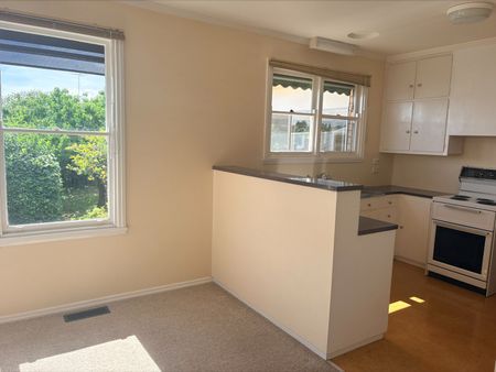 Neat family home with gardener included - Photo 5