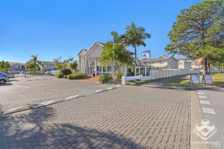 Waterfront Townhouse with Air-Conditioned Master & Bonus Third-Level Space! - Photo 2