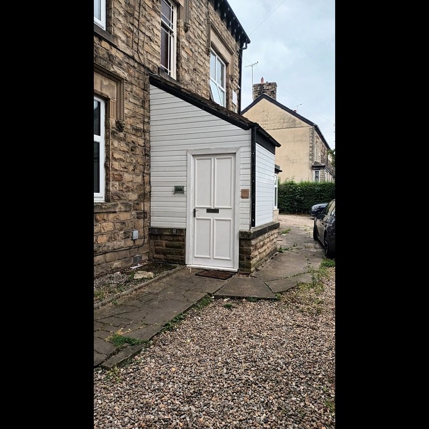 Studio Flat, Hollyshaw Lane, LS15 - Photo 1